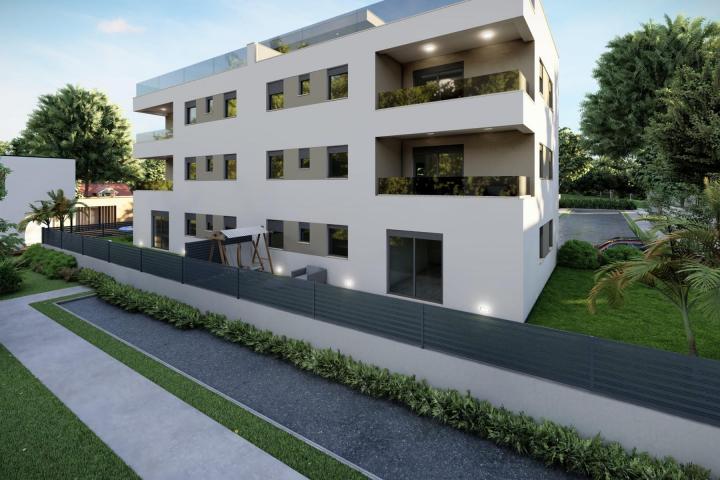  Kaštel Lukšić novogradnja trosoban stan 80 m2 s vrtom 100m2