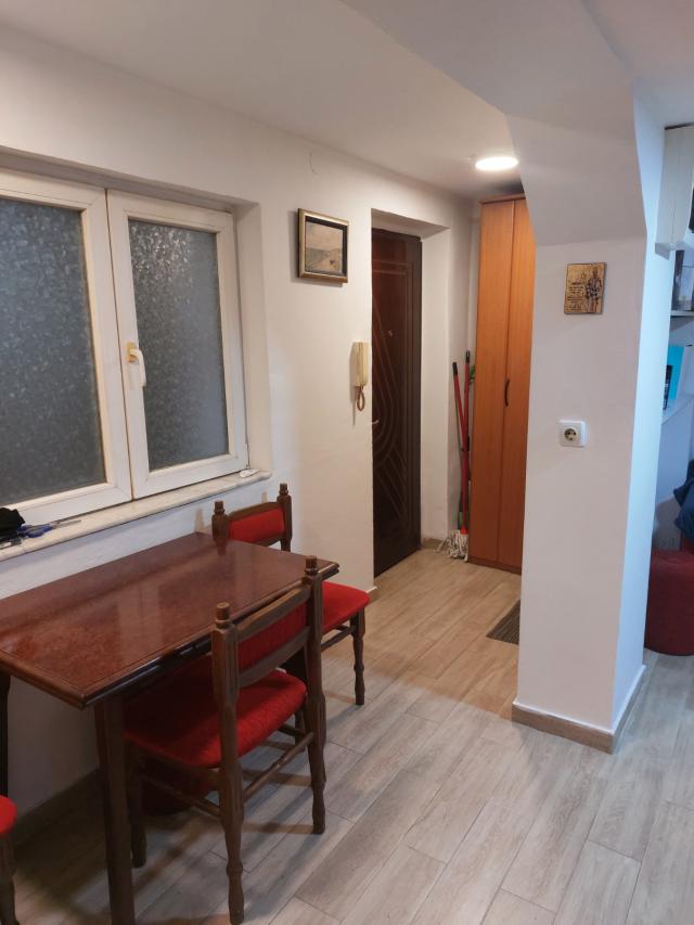 ZEMUN KARADJ. TRG-ZEMUN 33m2 , 67000e