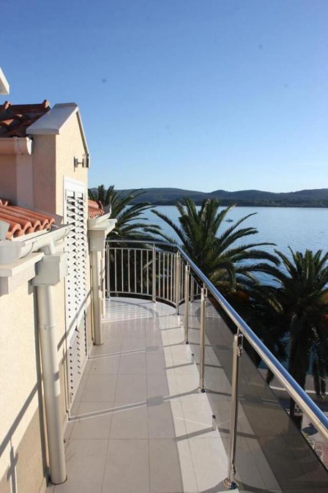 For rent: Penthouse with a sea view, Tivat