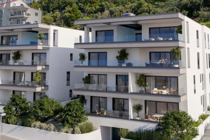 Makarska, komforan trosoban stan s vanjskim bazenom NKP 146, 16 m2