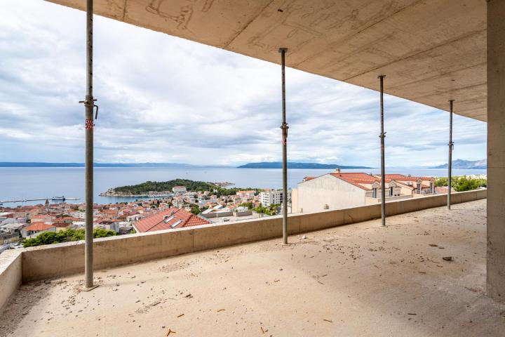 Makarska, komforan trosoban stan s vanjskim bazenom NKP 146, 16 m2