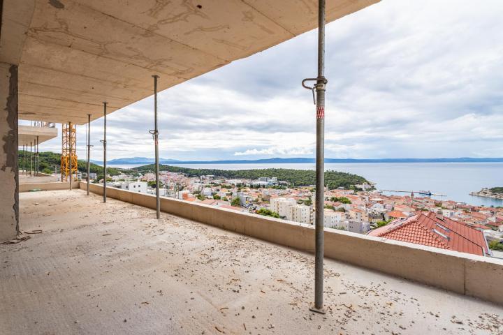 Makarska, komforan trosoban stan s vanjskim bazenom NKP 146, 16 m2