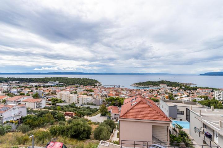 Makarska, komforan trosoban stan s vanjskim bazenom NKP 146, 16 m2