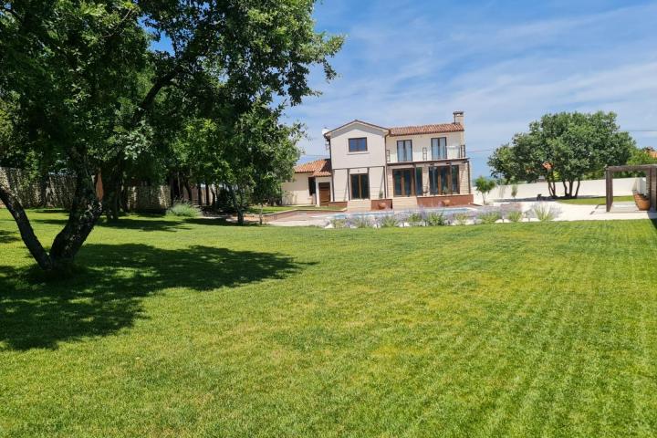 Istra, Hrboki - vrhunska moderna kvalitetna petfriendly villa NKP 159 m2 s bazenom, 1998 m2 parcele