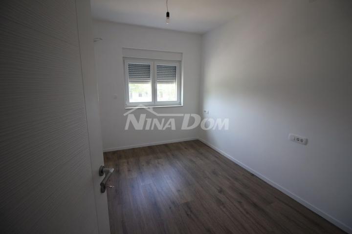 Apartman E4  dvosoban na katu blizina centra 400 metara plaža Jadro