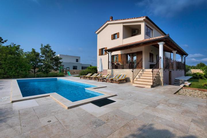 Istra, Svetvinčenat- 294 m2 villa, bazen, jacuzzi te multifunkcionalno igralište na 2000 m2 okućnice