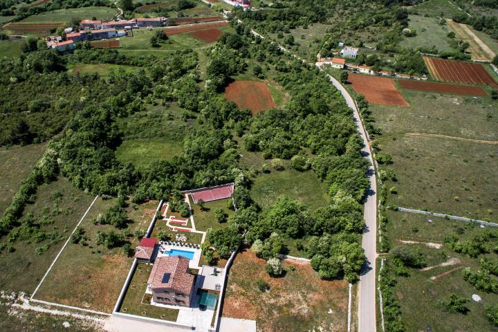 Istra, Svetvinčenat- 294 m2 villa, bazen, jacuzzi te multifunkcionalno igralište na 2000 m2 okućnice