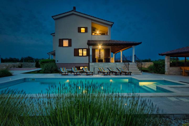 Istra, Svetvinčenat- 294 m2 villa, bazen, jacuzzi te multifunkcionalno igralište na 2000 m2 okućnice