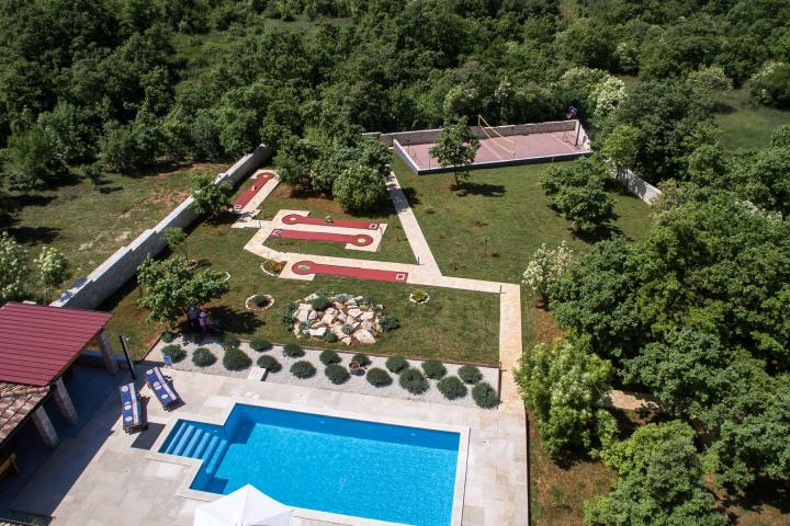 Istra, Svetvinčenat- 294 m2 villa, bazen, jacuzzi te multifunkcionalno igralište na 2000 m2 okućnice