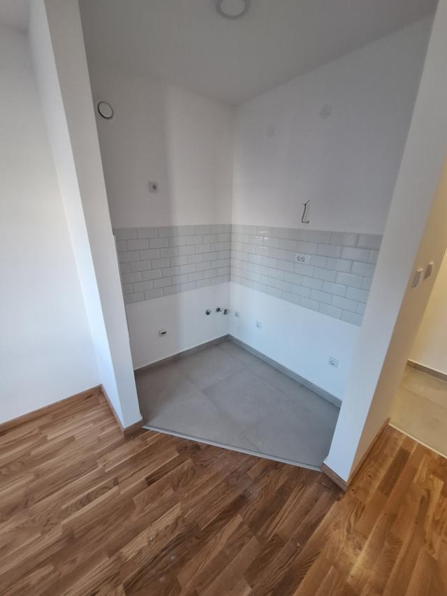 Telep, NOV jednoiposoban + 20 m2 PRIVATNOG DVORIŠTA