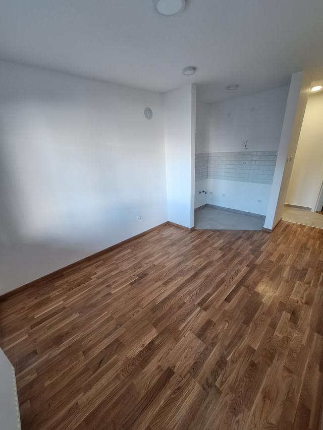 Telep, NOV jednoiposoban + 20 m2 PRIVATNOG DVORIŠTA