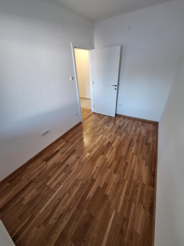 Telep, NOV jednoiposoban + 20 m2 PRIVATNOG DVORIŠTA