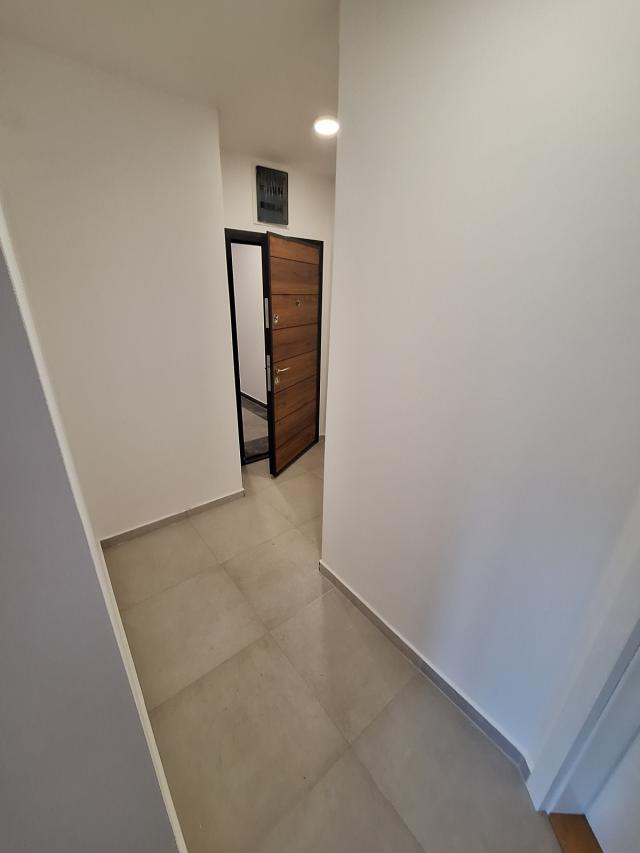 Telep, NOV jednoiposoban + 20 m2 PRIVATNOG DVORIŠTA