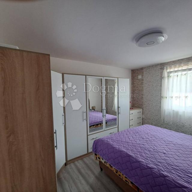 Prilika! Kuća sa tri apartmana- Ražanac!