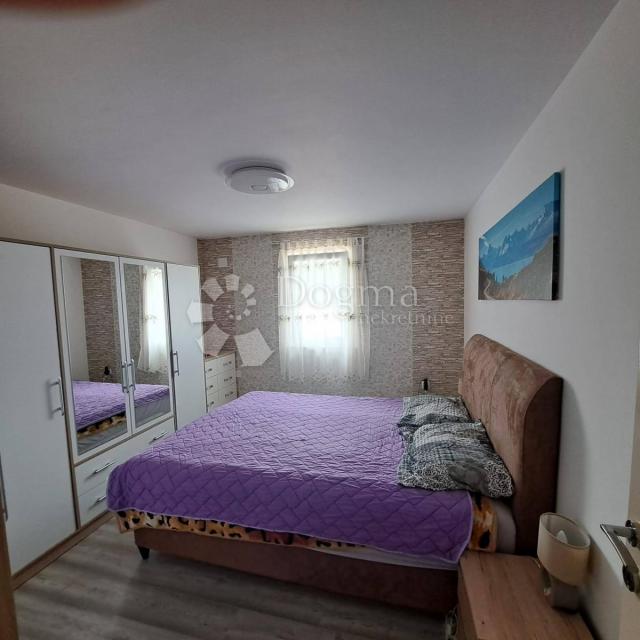 Prilika! Kuća sa tri apartmana- Ražanac!