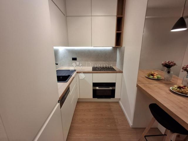 Dizajnerski studio apartman u poslovnom centru Raba!!! Samo kod nas!