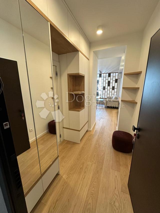 Dizajnerski studio apartman u poslovnom centru Raba!!! Samo kod nas!