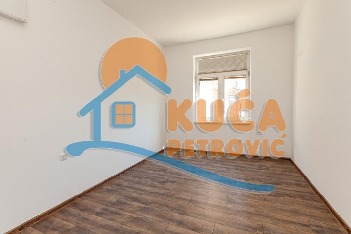 Poslovni  prostor  u  dve  etaže, Pantelej, 330 m2