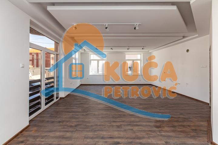 Poslovni  prostor  u  dve  etaže, Pantelej, 330 m2