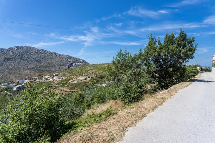 Žrnovnica, kuća na tri etaže za renovaciju