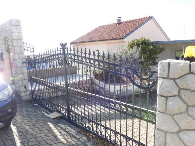 CRIKVENICA - stan 1. kat 200 m2 s panoramskim pogledom na more + okoliš 250 m2