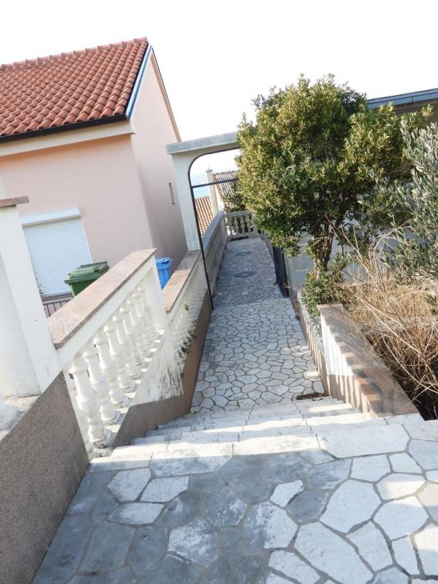 CRIKVENICA - stan 1. kat 200 m2 s panoramskim pogledom na more + okoliš 250 m2