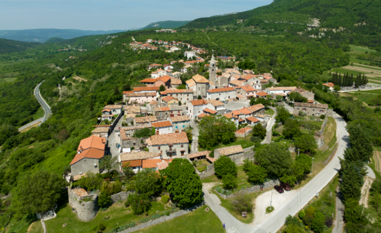 ISTRA, ROČ - Prostrano građevinsko zemljište na rubu naselja