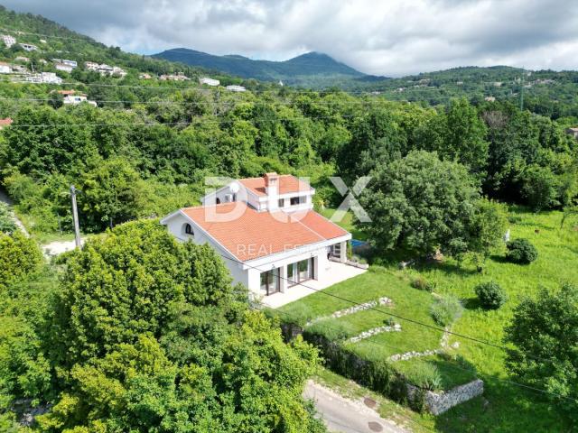 IČIĆI, POLJANE- villa 250m2 s pogledom na more i bazenom + uređena okućnica 1100m2