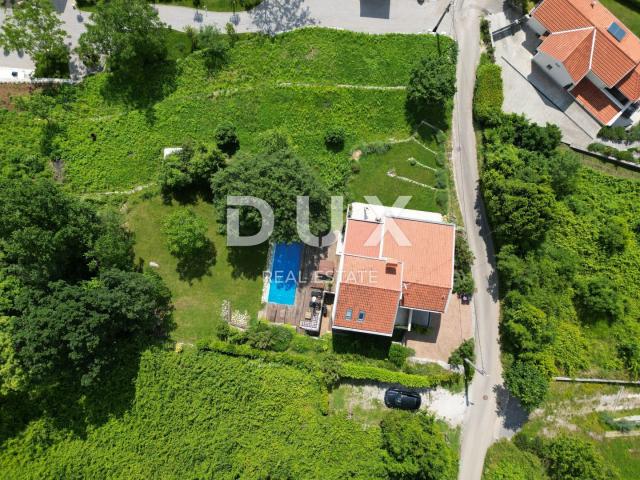 IČIĆI, POLJANE- villa 250m2 s pogledom na more i bazenom + uređena okućnica 1100m2