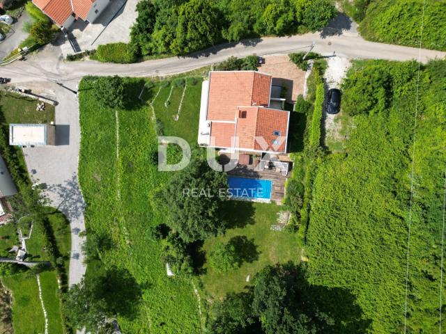 IČIĆI, POLJANE- villa 250m2 s pogledom na more i bazenom + uređena okućnica 1100m2