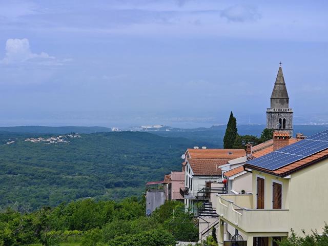 OTOK KRK, DOBRINJ - Samostojeća kuća s velikim potencijalom