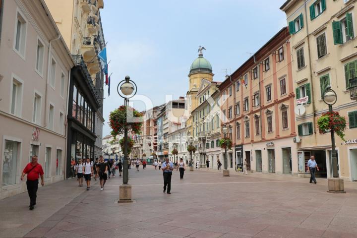 RIJEKA, KORZO - PRILIKA! - Poslovni prostor 1100m2 na Korzu