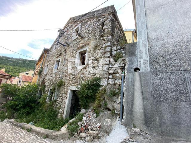 RIJEKA, BAKAR - kuća u strogom centru - samo 95 metara od mora! PRILIKA!