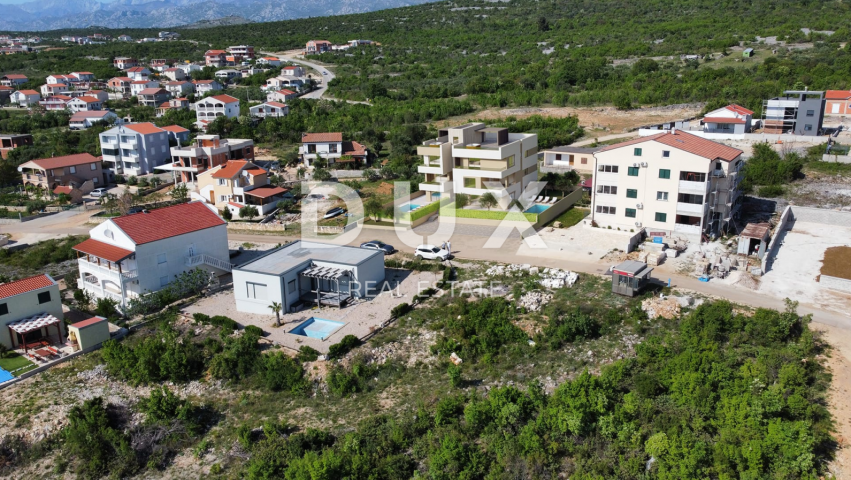 ZADAR, MASLENICA - Ekskluzivan stan s privatnim bazenom samo 200 metara od mora! Novogradnja! S2