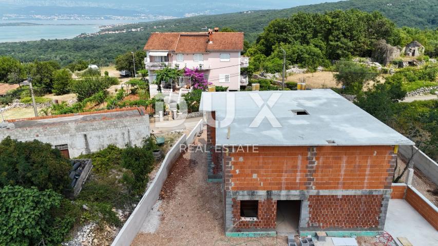 INSEL KRK, DOBRINJ - Mediterranes Neubauhaus mit privatem Pool und Meerblick, am Rande der Grünzone