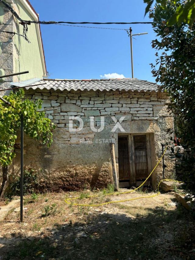 ISTRIA, SVETVINČENAT - Partially renovated Istrian house with main project!