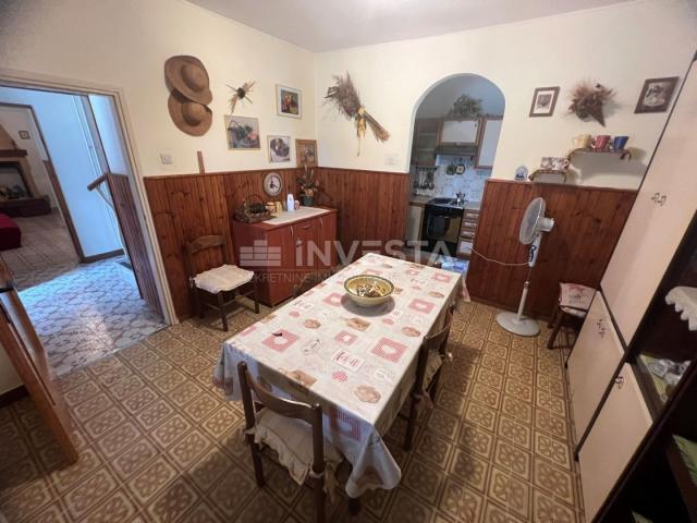 Vodnjan, Galižana, Furnished Family House with Two Garages Near the Center