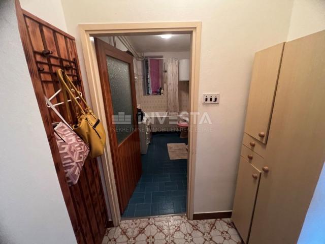 Vodnjan, Galižana, Furnished Family House with Two Garages Near the Center