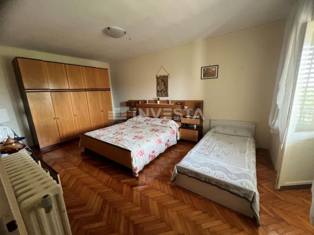 Vodnjan, Galižana, Furnished Family House with Two Garages Near the Center