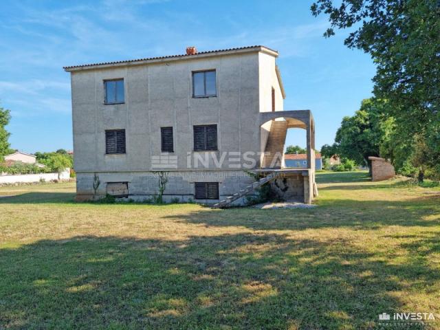 Šišan, Haus im Bau mit Garten