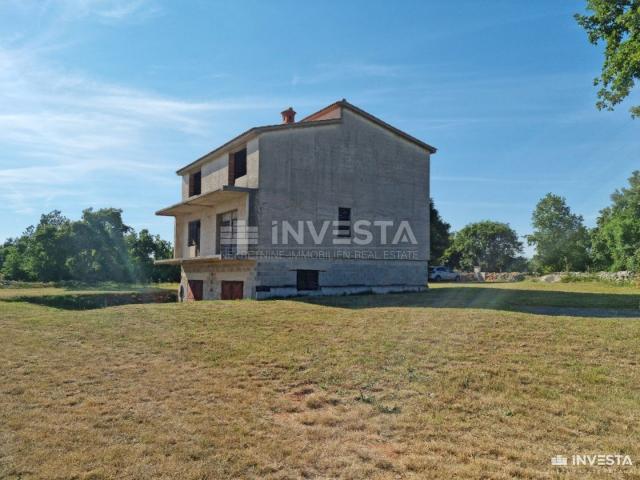 Šišan, Haus im Bau mit Garten