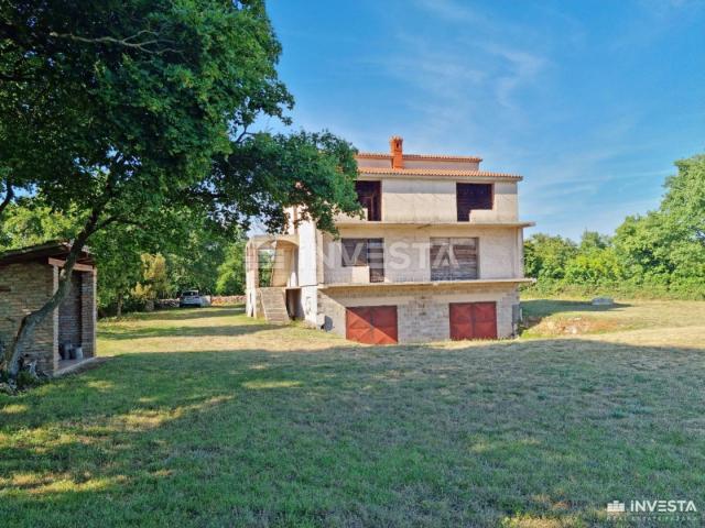 Šišan, Haus im Bau mit Garten