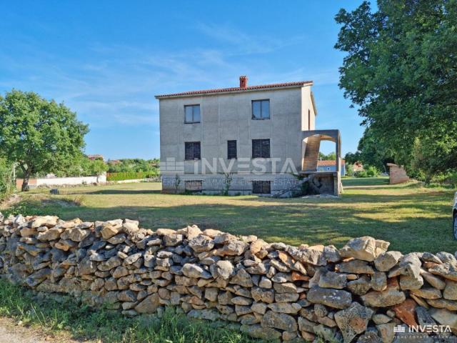 Šišan, Haus im Bau mit Garten