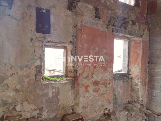 Motovun, Stone house in the old town center with building permit