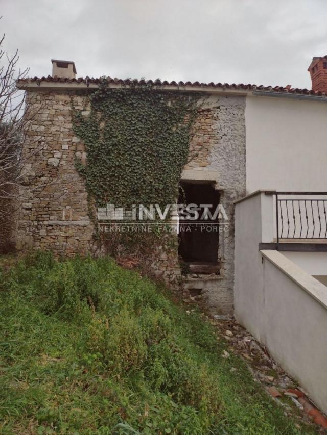 Motovun, Stone house in the old town center with building permit