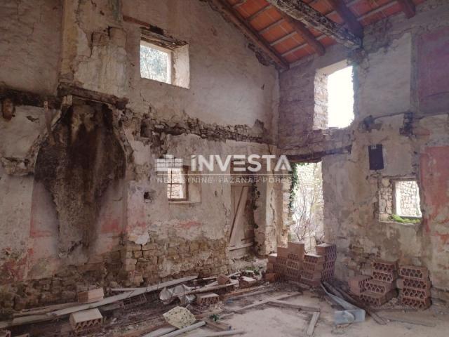 Motovun, Stone house in the old town center with building permit