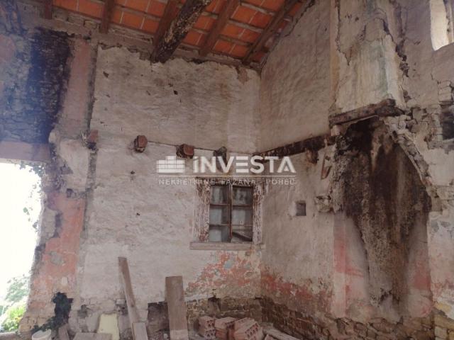 Motovun, Stone house in the old town center with building permit