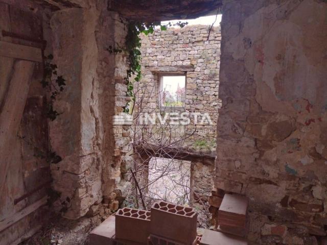 Motovun, Stone house in the old town center with building permit