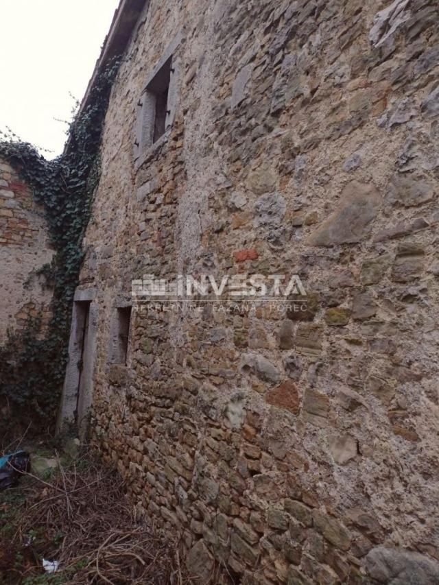 Motovun, Stone house in the old town center with building permit