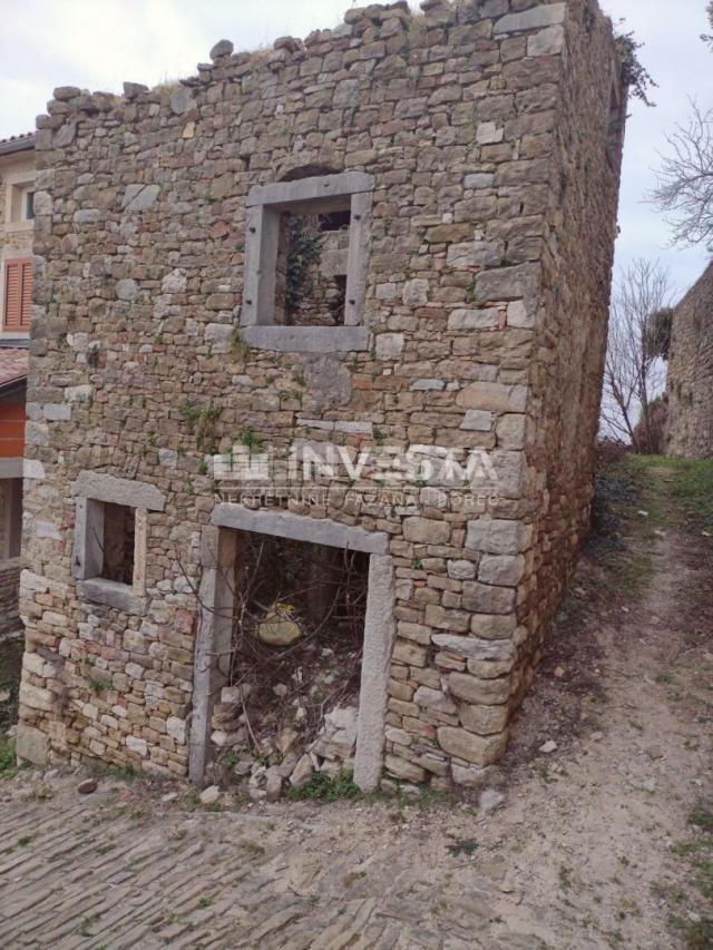 Motovun, Stone house in the old town center with building permit